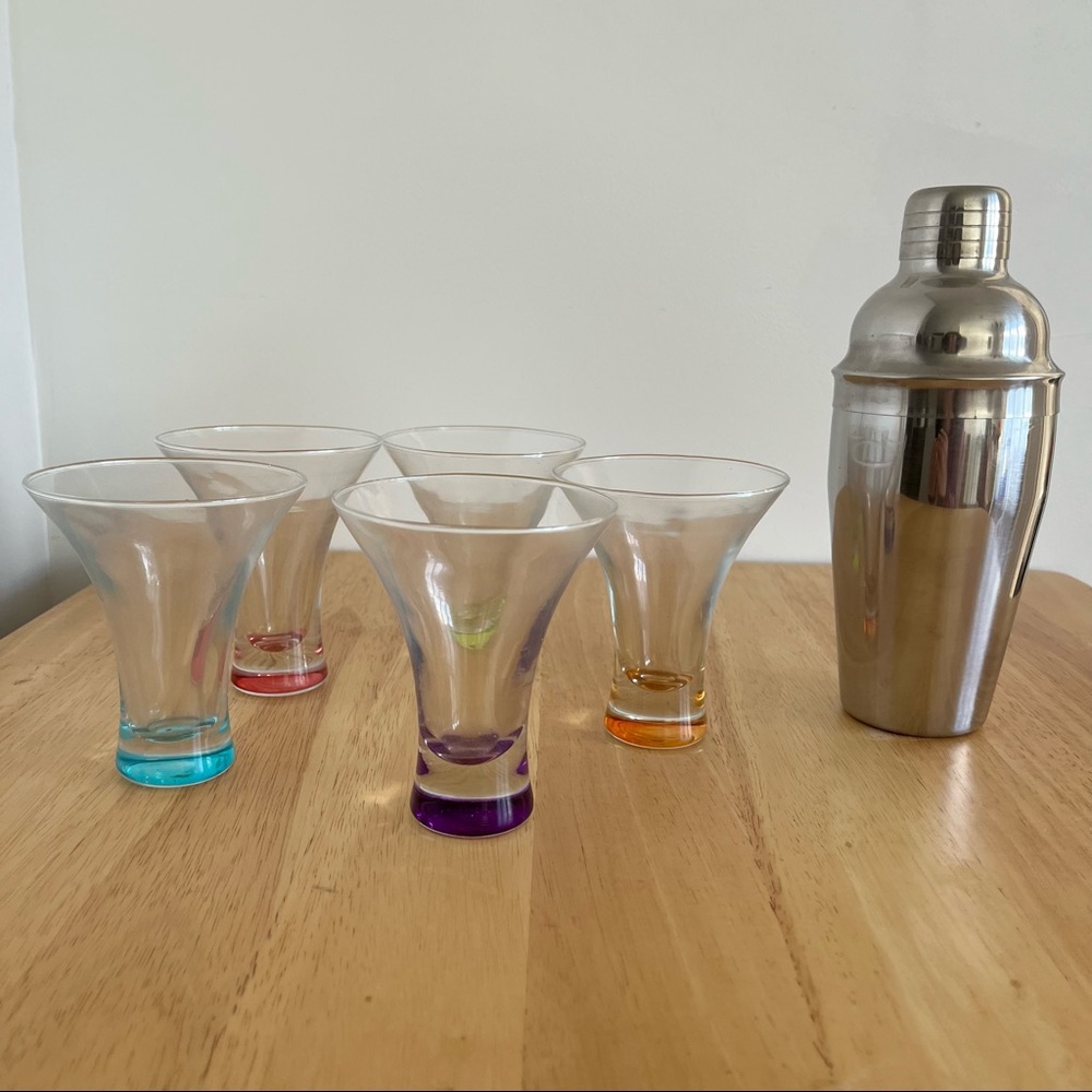 6 Cocktail Glasses with Small Shaker